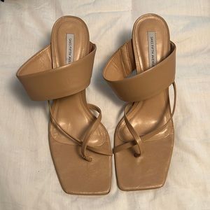 Saks Fifth Avenue Size 9.5 Nude Heels